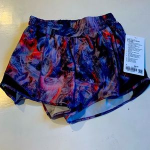 Lululemon Hotty Hot LR Short 4” lined